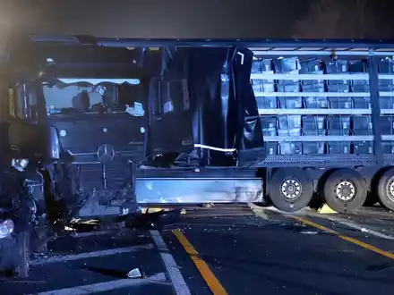 Unfallspuren nach einer Lkw-Chaosfahrt über NRW-Autobahnen.  - Foto: Sascha Thelen/dpa