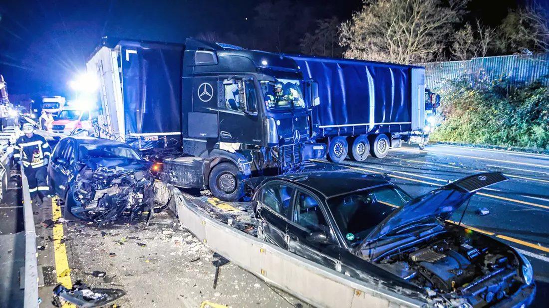 Der Lastwagen war in eine Unfallserie mit 50 beteiligten Fahrzeugen verwickelt.  - Bild: Alex Talash/dpa
