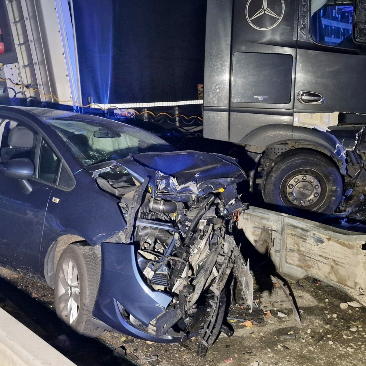 Auf der Autobahn standen nach der Unfallserie durch die Wucht der Zusammenstöße völlig demolierte Autowracks. - Foto: Justin Brosch/dpa