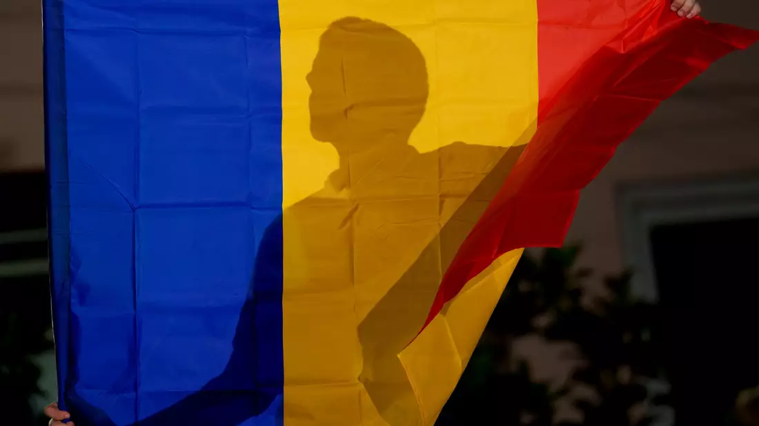 Der Erfolg des rechtsextremen Russlandfreunds Georgescu in der ersten Runde der Präsidentenwahl könnte auch die rechtsextremen Kräfte bei der Parlamentswahl beflügeln. - Bild: Vadim Ghirda/AP/dpa