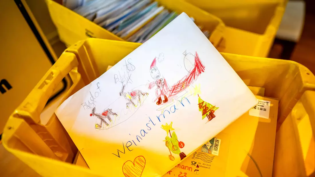 Zehntausende Kinder schreiben jedes Jahr ihre Wünsche ans Christkind oder an den Weihnachtsmann. - Bild: Sina Schuldt/dpa