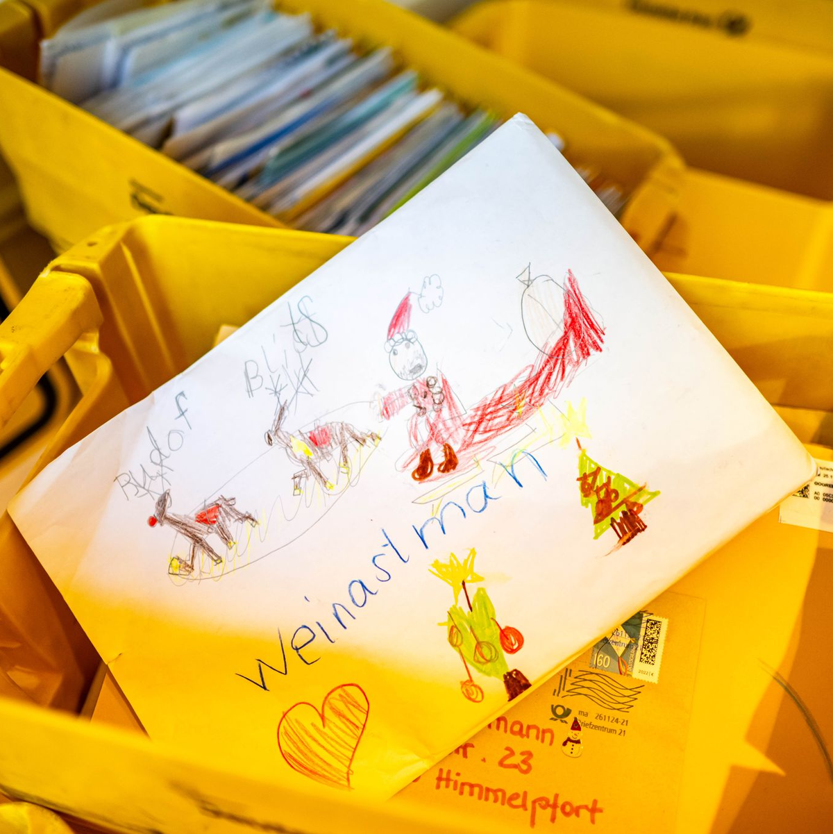 Zehntausende Kinder schreiben jedes Jahr ihre Wünsche ans Christkind oder an den Weihnachtsmann. - Foto: Sina Schuldt/dpa