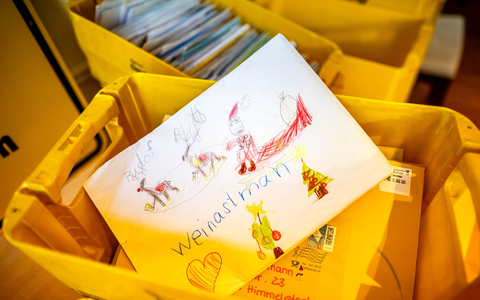 Zehntausende Kinder schreiben jedes Jahr ihre Wünsche ans Christkind oder an den Weihnachtsmann. - Foto: Sina Schuldt/dpa