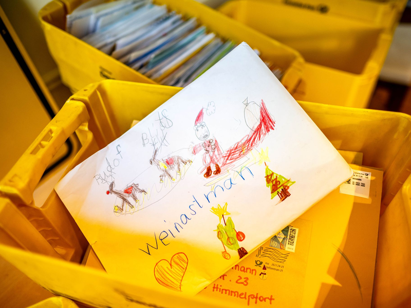 Zehntausende Kinder schreiben jedes Jahr ihre WĂŒnsche ans Christkind oder an den Weihnachtsmann. - Foto: Sina Schuldt/dpa