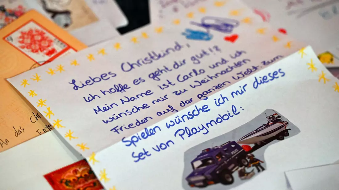 In katholisch geprägten Gegenden richten Kinder ihre Briefe eher ans Christkind. (Archivbild) - Bild: Federico Gambarini/dpa