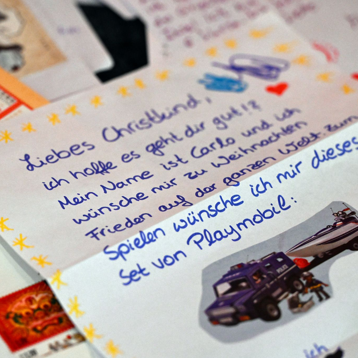 In katholisch geprägten Gegenden richten Kinder ihre Briefe eher ans Christkind. (Archivbild) - Foto: Federico Gambarini/dpa