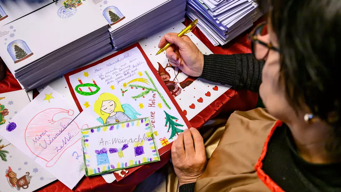 Die Briefe an Weihnachtsmann, Christkind oder Nikolaus sind oft liebevoll von den Kindern gestaltet. (Archivbild) - Bild: Patrick Pleul/dpa