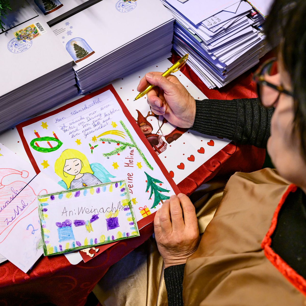 Die Briefe an Weihnachtsmann, Christkind oder Nikolaus sind oft liebevoll von den Kindern gestaltet. (Archivbild) - Foto: Patrick Pleul/dpa
