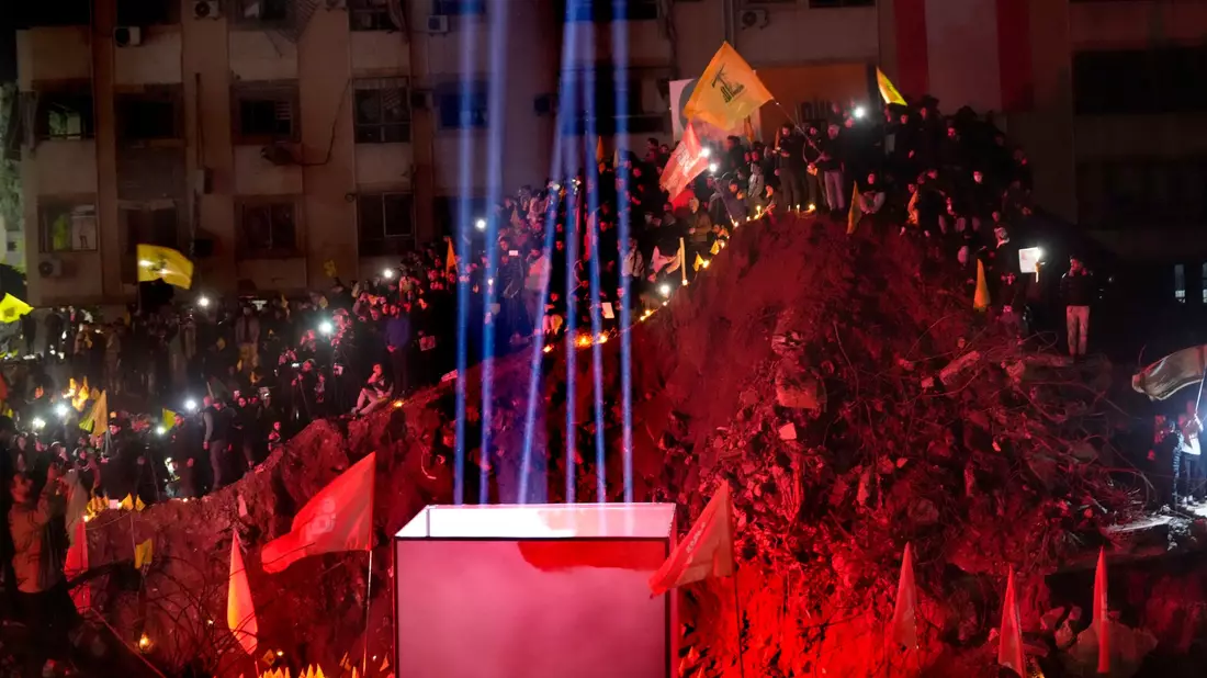 Der frühere Standort des Hauptquartiers der Hisbollah im Viertel Haret Hreik dürfte mit der Gedenkveranstaltung an Nasrallah bereits zu einer Art Schrein geworden sein.  - Bild: Hussein Malla/AP/dpa
