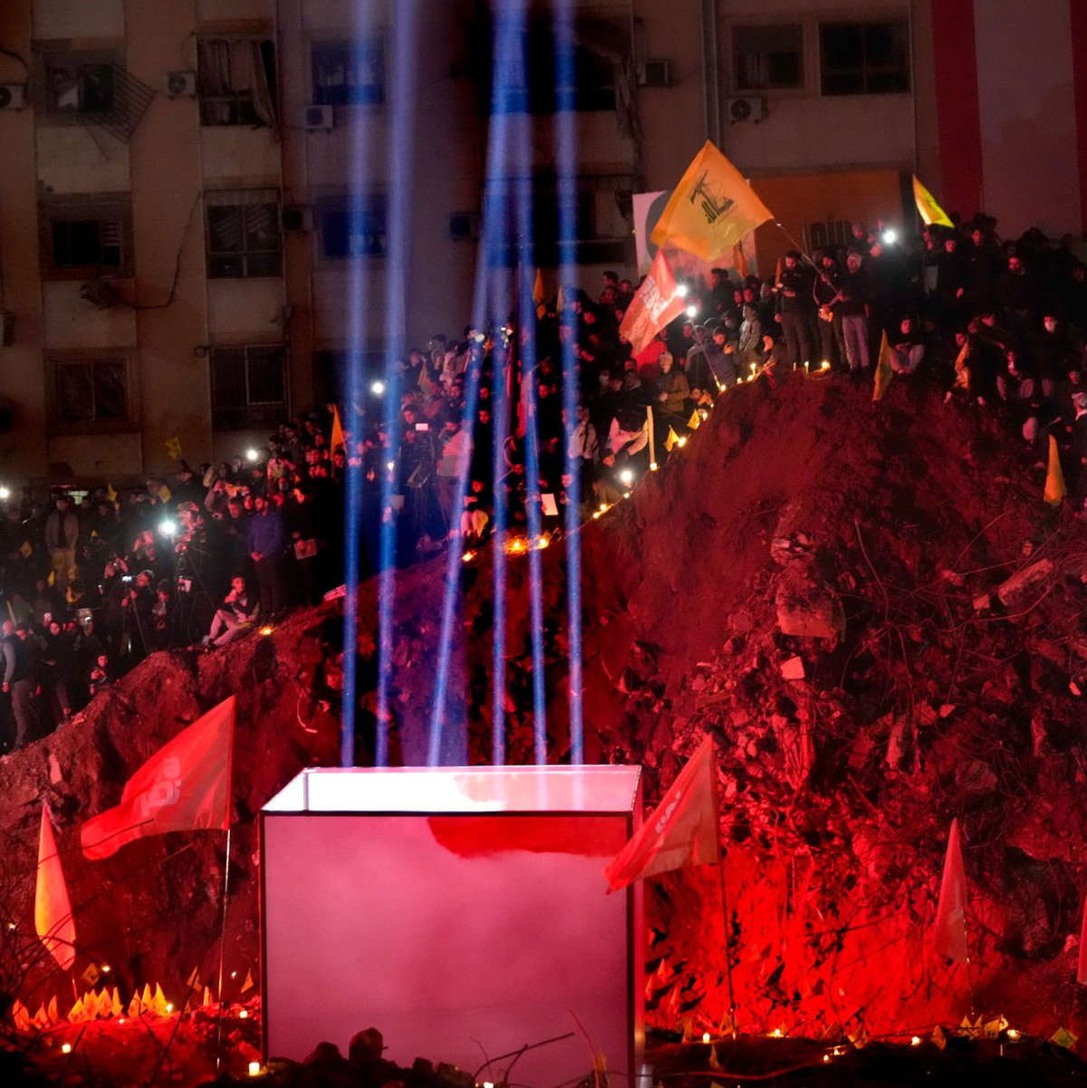 Der frühere Standort des Hauptquartiers der Hisbollah im Viertel Haret Hreik dürfte mit der Gedenkveranstaltung an Nasrallah bereits zu einer Art Schrein geworden sein.  - Foto: Hussein Malla/AP/dpa