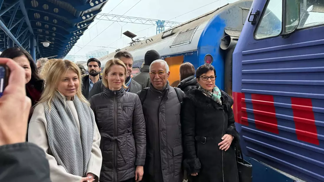 Die EU-Außenbeauftragte Kaja Kallas (2.v.l) und EU-Erweiterungskommissarin Marta Kos (r) legen Berichte zu Reformfortschritten von Ländern vor, die in die Europäische Union streben. (Archivbild) - Bild: Ansgar Haase/dpa
