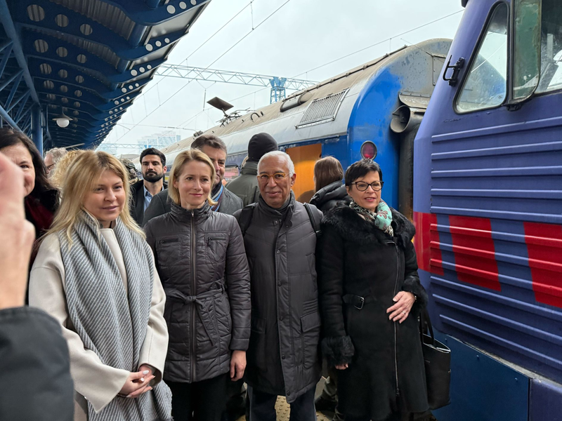 Die EU-Außenbeauftragte Kaja Kallas (2.v.l) und EU-Erweiterungskommissarin Marta Kos (r) legen Berichte zu Reformfortschritten von Ländern vor, die in die Europäische Union streben. (Archivbild) - Foto: Ansgar Haase/dpa