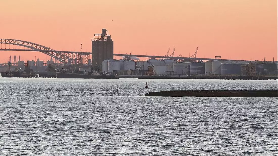 Industrieanlagen im Hafen von New York mit Öltanks (Archiv) - Bild: über dts Nachrichtenagentur