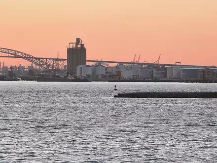 Industrieanlagen im Hafen von New York mit Öltanks (Archiv) - Foto: über dts Nachrichtenagentur
