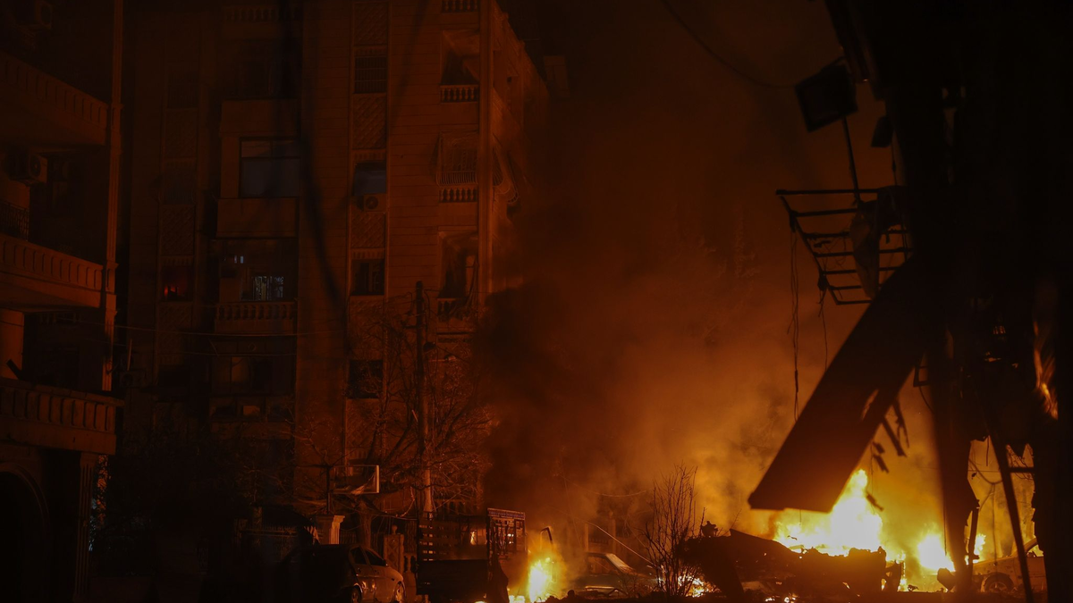 Syrische Oppositionskämpfer fahren auf einem Lastwagen in Nordwestsyrien. - Foto: Ghaith Alsayed/AP/dpa