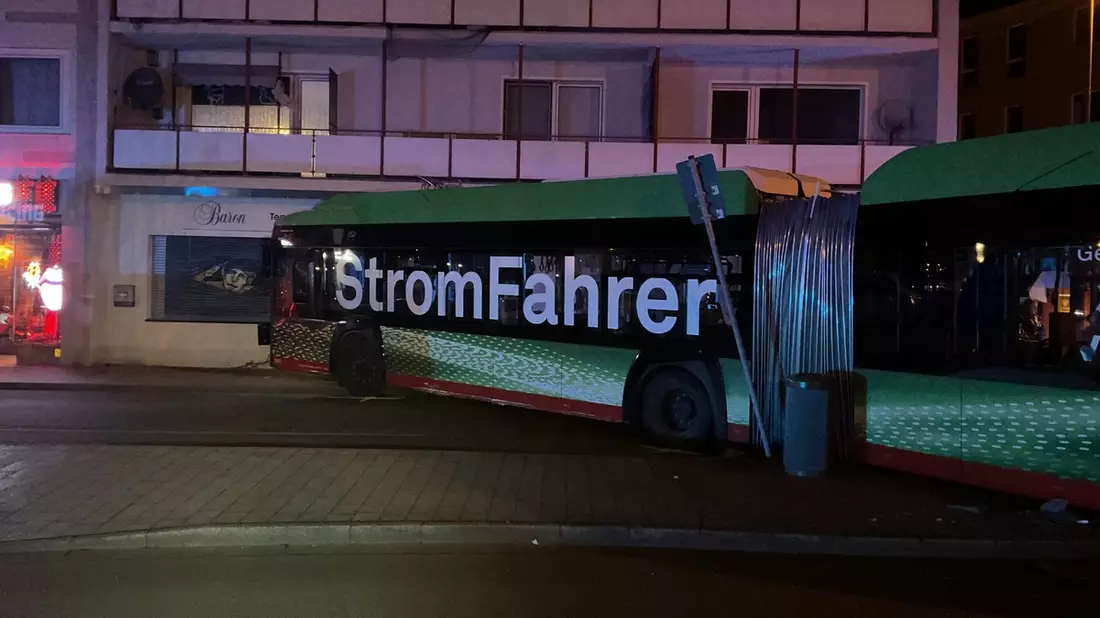 FW-DO: Elektro-Bus prallt gegen eine Hauswand in Dortmund Hörde - Bild: presseportal.de