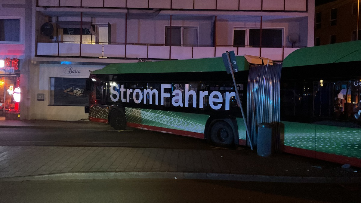 FW-DO: Elektro-Bus prallt gegen eine Hauswand in Dortmund Hörde - Foto: presseportal.de