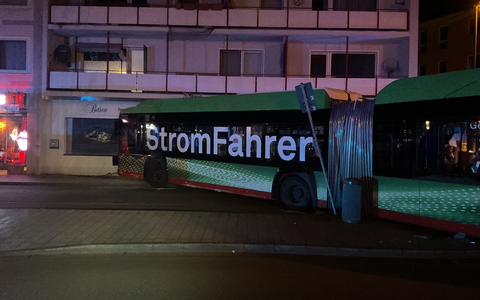 FW-DO: Elektro-Bus prallt gegen eine Hauswand in Dortmund Hörde - Foto: presseportal.de