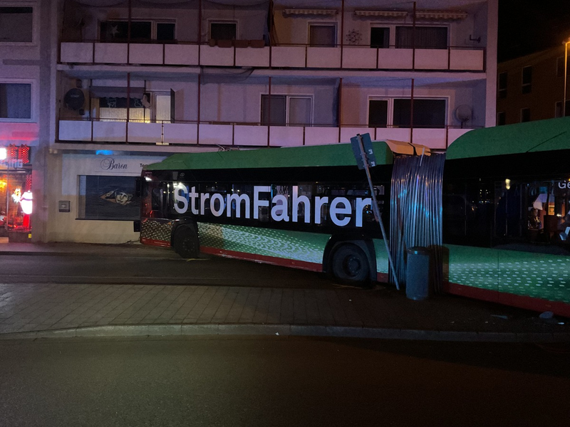 FW-DO: Elektro-Bus prallt gegen eine Hauswand in Dortmund Hörde - Foto: presseportal.de