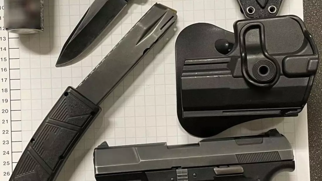 BPOL NRW: Schusswaffe, Messer, Pfefferspray - Bundespolizei kontrolliert 20-Jährigen - Bild: presseportal.de