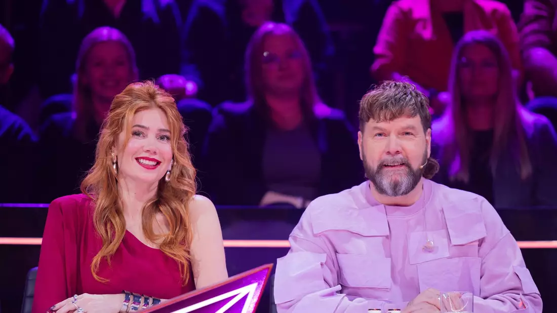 Sie rätselten wieder über die Identität der «Masked Singer»: Rea Garvey und Palina Rojinski. (Archivbild) - Bild: Rolf Vennenbernd/dpa