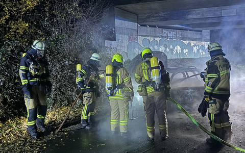 FW-E: Brennender Pkw auf der A 52 - Zusammenarbeit mit der Feuerwehr Ratingen - Foto: presseportal.de