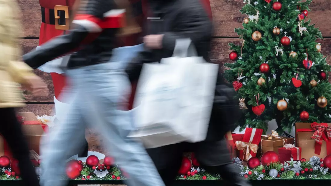 Für viele Einzelhändler gab es laut HDE einen anständigen Start in die heiße Phase des Weihnachtsgeschäfts. (Archivbild) - Bild: Anna Ross/dpa