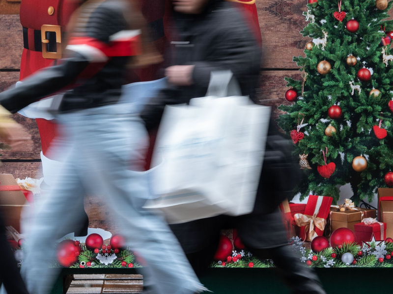 Für viele Einzelhändler gab es laut HDE einen anständigen Start in die heiße Phase des Weihnachtsgeschäfts. (Archivbild) - Foto: Anna Ross/dpa