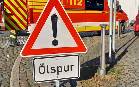 FW-EN: Verkehrsunfall mit Personenschaden - Ölspuren beschäftigt wieder die Feuerwehr - Foto: presseportal.de