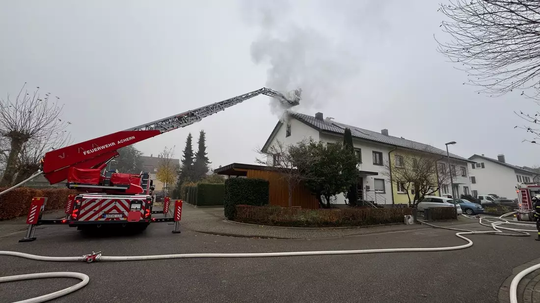 FW Achern: Zimmervollbrand in Dachgeschoßwohnung - Bild: presseportal.de