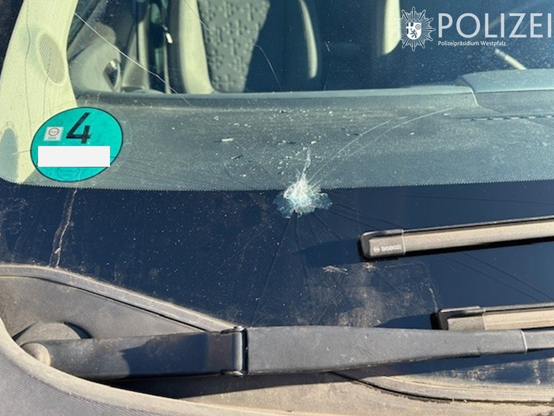 POL-PDPS: Wer hat die Scheibe eingeschlagen? - Foto: presseportal.de