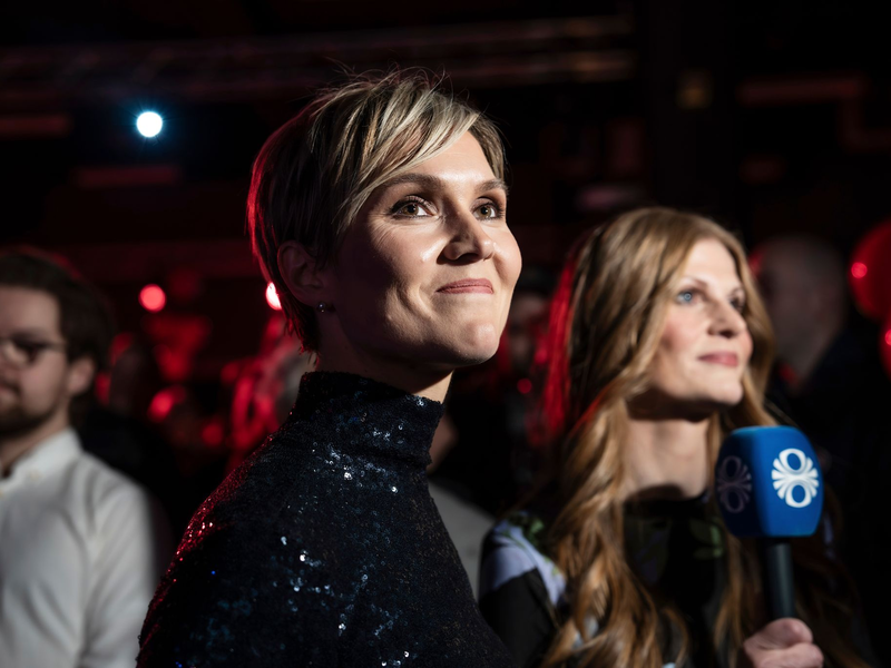 Sieht so die künftige Ministerpräsidentin von Island aus? Die sozialdemokratische Parteichefin Kristrún Frostadóttir in der Wahlnacht. - Foto: Marco di Marco/AP/dpa