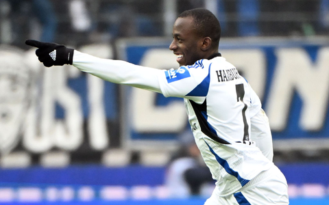 Merlin Polzin saß am Sonntag beim Hamburger SV auf der Trainerbank. - Foto: Uli Deck/dpa
