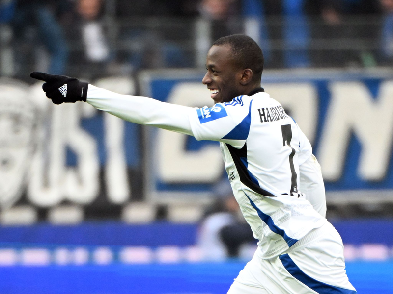 Merlin Polzin saß am Sonntag beim Hamburger SV auf der Trainerbank. - Foto: Uli Deck/dpa
