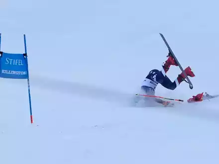 Mikaela Shiffrin konnte nach ihrem Sturz nicht von selbst ins Ziel fahren. - Foto: Robert F. Bukaty/AP/dpa
