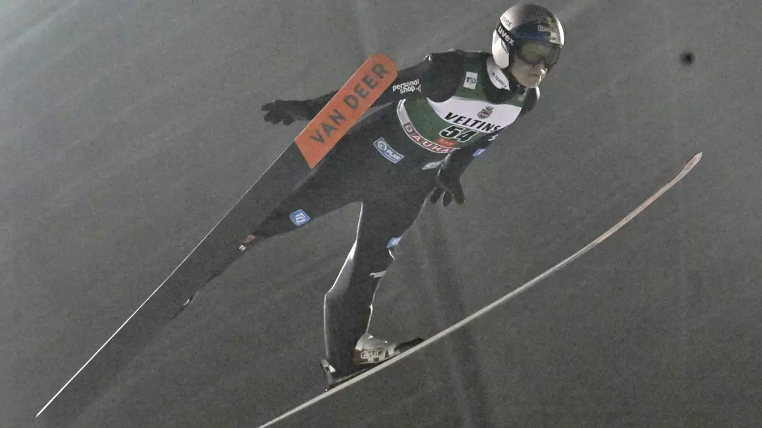 Platz eins mit nur einem Sprung: Andreas Wellinger freut sich über seinen ersten Saisonsieg. - Bild: Heikki Saukkomaa/Lehtikuva/dpa
