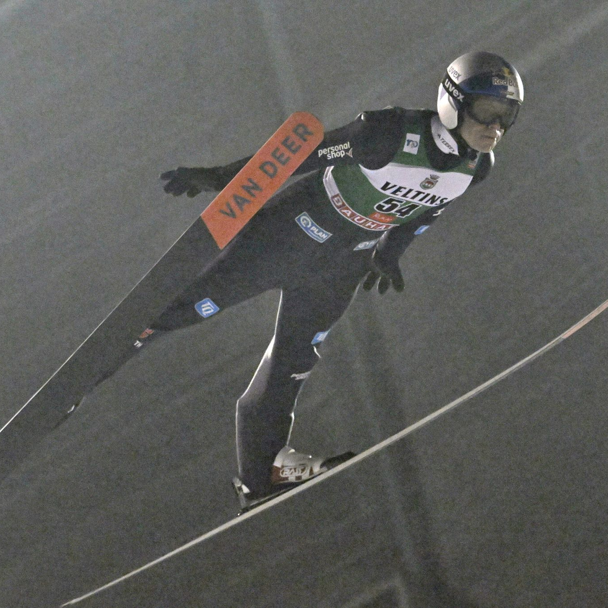 Platz eins mit nur einem Sprung: Andreas Wellinger freut sich über seinen ersten Saisonsieg. - Foto: Heikki Saukkomaa/Lehtikuva/dpa