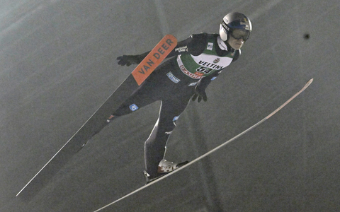 Platz eins mit nur einem Sprung: Andreas Wellinger freut sich über seinen ersten Saisonsieg. - Foto: Heikki Saukkomaa/Lehtikuva/dpa