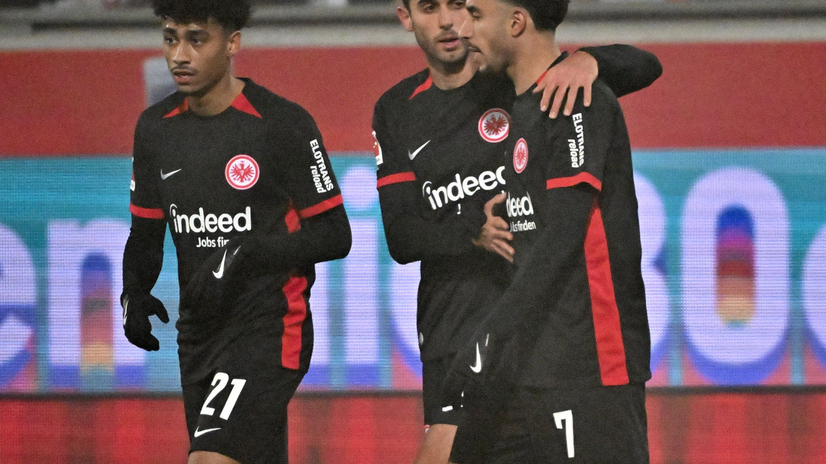 Frank Schmidt muss mit Heidenheim die nächste Niederlage hinnehmen. - Foto: Jan-Philipp Strobel/dpa
