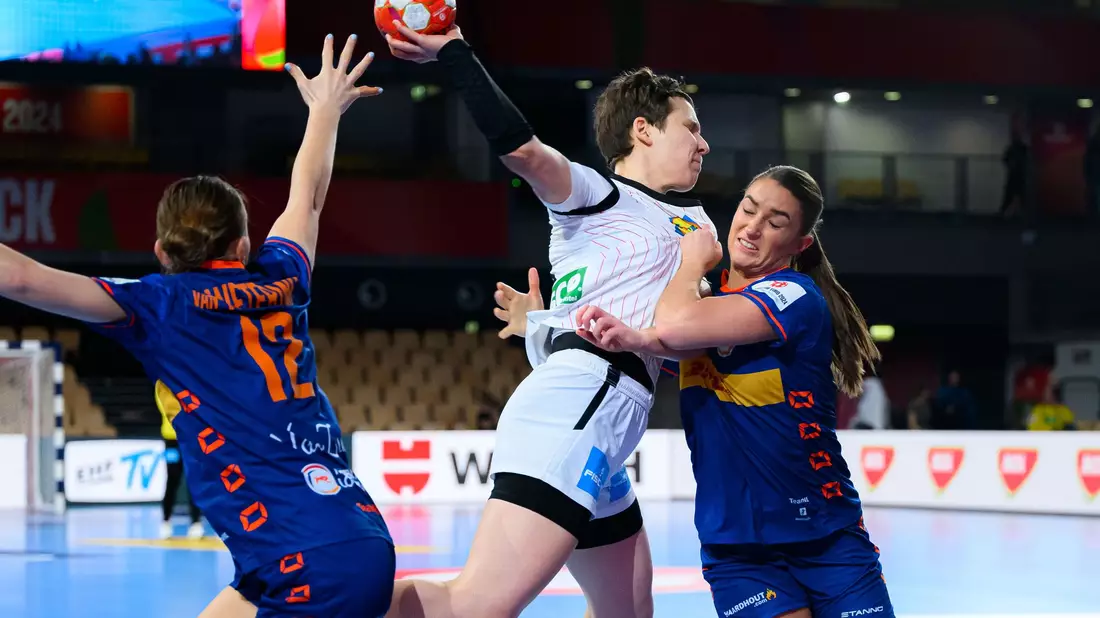 Die deutschen Handballerinnen haben das EM-Vorrundenspiel gegen die Niederlande verloren.  - Bild: Marco Wolf/dpa