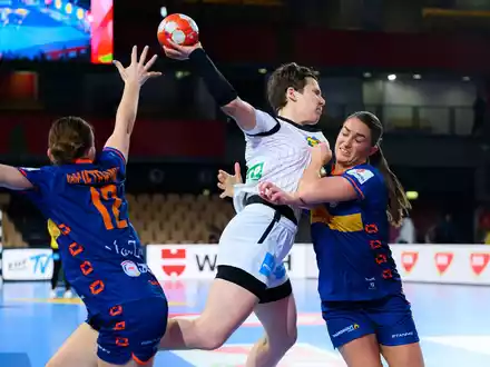 Die deutschen Handballerinnen haben das EM-Vorrundenspiel gegen die Niederlande verloren.  - Foto: Marco Wolf/dpa