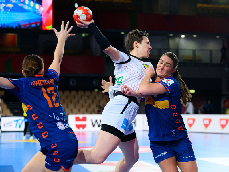 Die deutschen Handballerinnen haben das EM-Vorrundenspiel gegen die Niederlande verloren.  - Foto: Marco Wolf/dpa