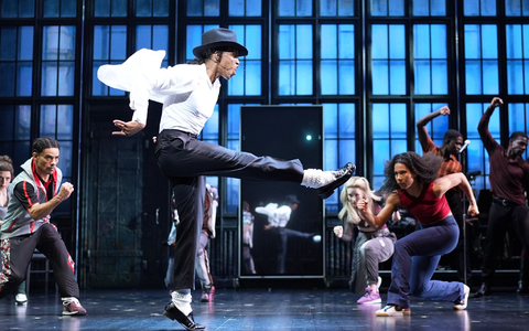 Das Musical präsentiert die größten Hits des «King of Pop». - Foto: Marcus Brandt/dpa