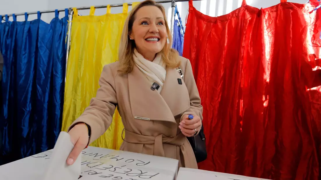 Rumäniens Verfassungsgericht hat die erste Runde der Präsidentenwahl anerkannt, bei der der rechtsextreme Calin Georgescu auf Platz eins kam und Elena Lasconi auf Platz zwei. - Bild: Cristian Cristel/XinHua/dpa