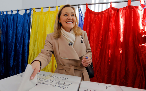 Rumäniens Verfassungsgericht hat die erste Runde der Präsidentenwahl anerkannt, bei der der rechtsextreme Calin Georgescu auf Platz eins kam und Elena Lasconi auf Platz zwei. - Foto: Cristian Cristel/XinHua/dpa