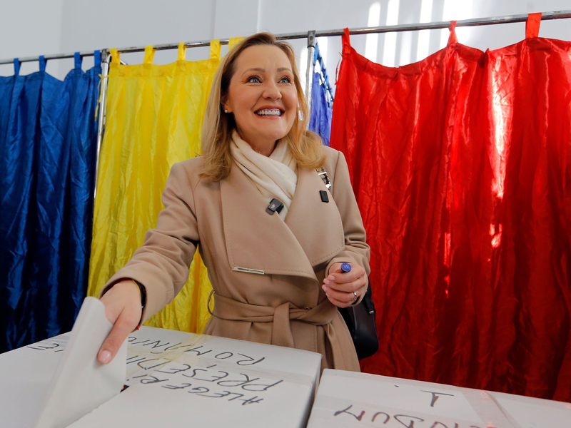 Rumäniens Verfassungsgericht hat die erste Runde der Präsidentenwahl anerkannt, bei der der rechtsextreme Calin Georgescu auf Platz eins kam und Elena Lasconi auf Platz zwei. - Foto: Cristian Cristel/XinHua/dpa