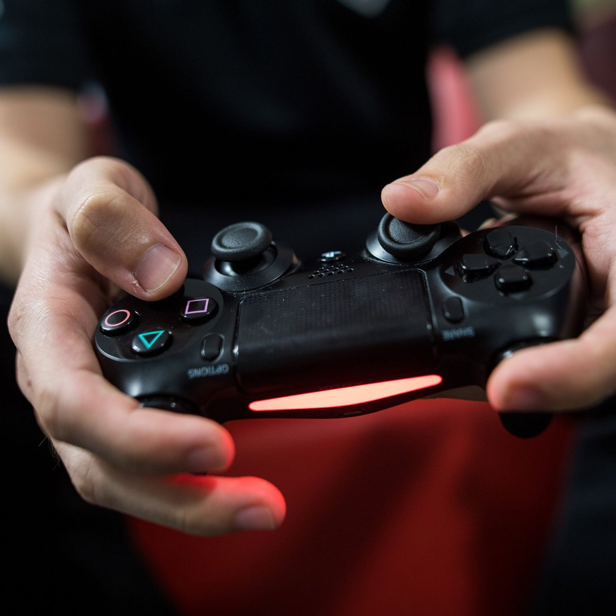 Ein Gamer spielt mit einer Playstation 4. - Foto: Sebastian Gollnow/dpa