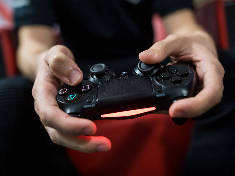 Ein Gamer spielt mit einer Playstation 4. - Foto: Sebastian Gollnow/dpa