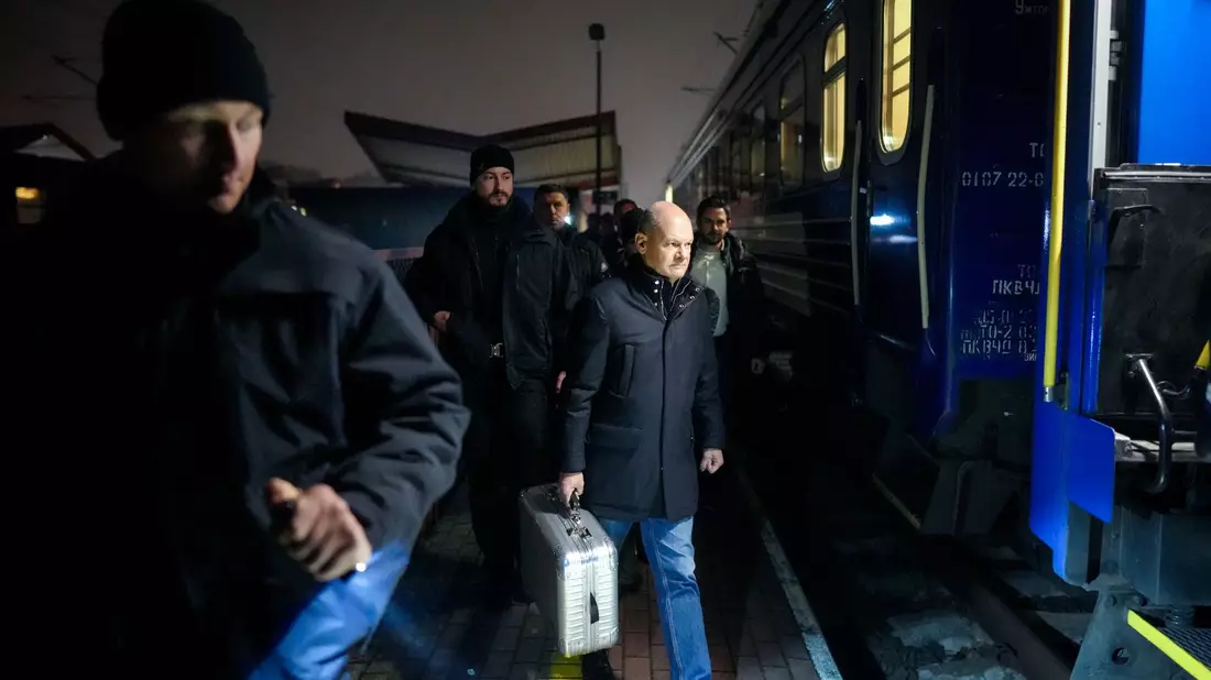 Der Kanzler reiste mit dem Zug von Polen nach Kiew. - Bild: Kay Nietfeld/dpa