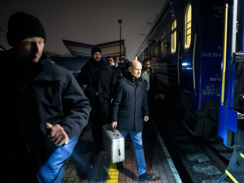Der Kanzler reiste mit dem Zug von Polen nach Kiew. - Foto: Kay Nietfeld/dpa